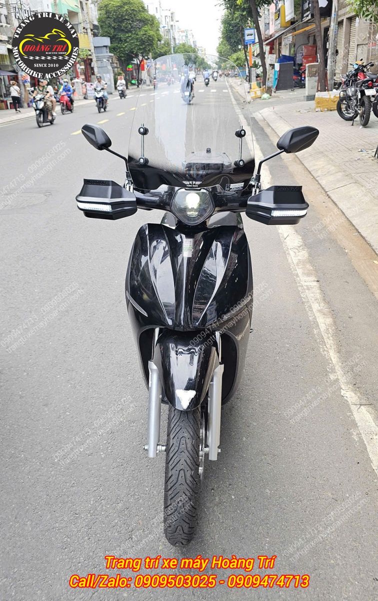 Nhìn lại tổng thể, Quantum S3 trở nên ấn tượng hơn với bảo vệ tay lái và kính chắn gió cao