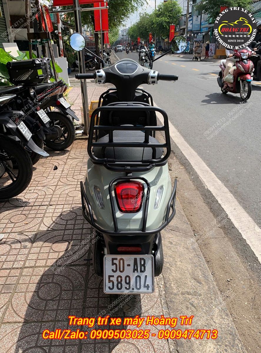 Baga trước, baga sau cùng khung bảo vệ tạo nên phong cách hơi hướng Vespa nổi bật