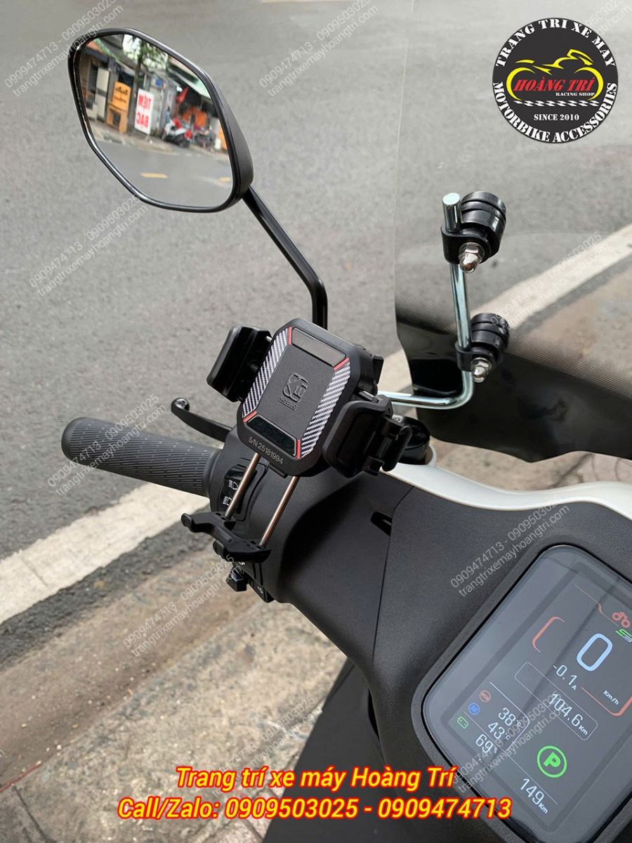 Giá đỡ điện thoại Kewig được lắp đặt giúp người dùng dễ dàng tra cứu bản đồ, thuận tiện khi di chuyển với Quantum S3