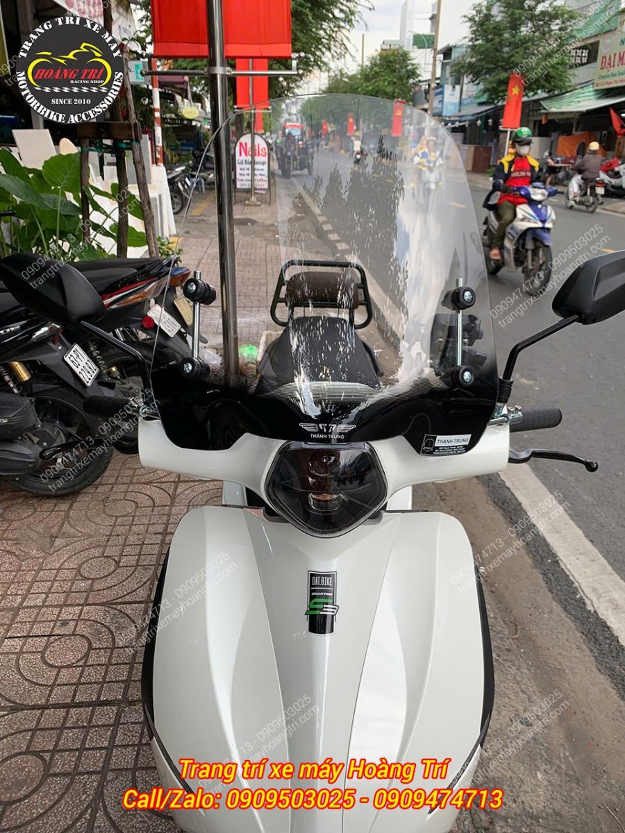 Kính chắn gió giúp che chắn hiệu quả cho người lái và bảo vệ toàn bộ cụm tay lái khỏi gió bụi