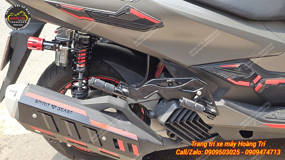 Gác chân phụ HTR nhôm CNC màu đen giúp tăng vẻ thể thao cho dàn chân sau PCX 160
