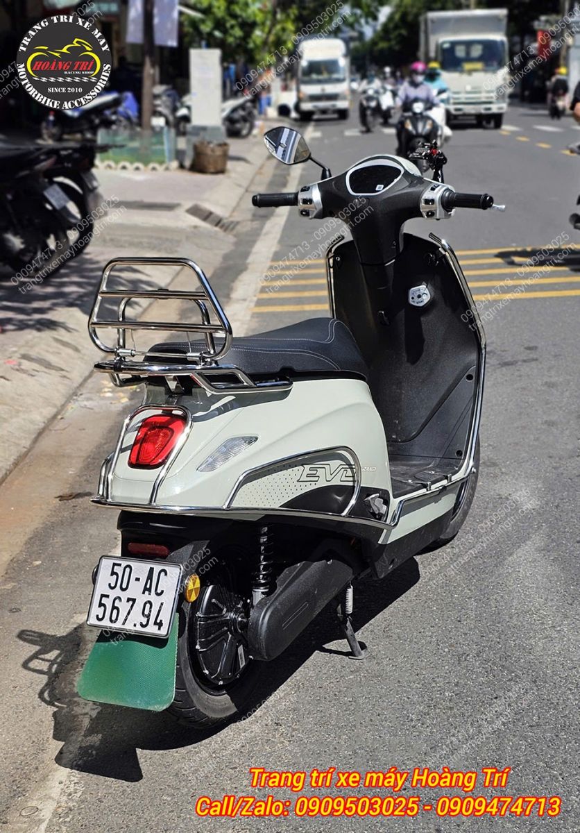 Nhìn từ phía sau, các chi tiết nhựa bo tròn cùng bộ đôi phụ kiện mang vẻ ngoài phong cách Vespa