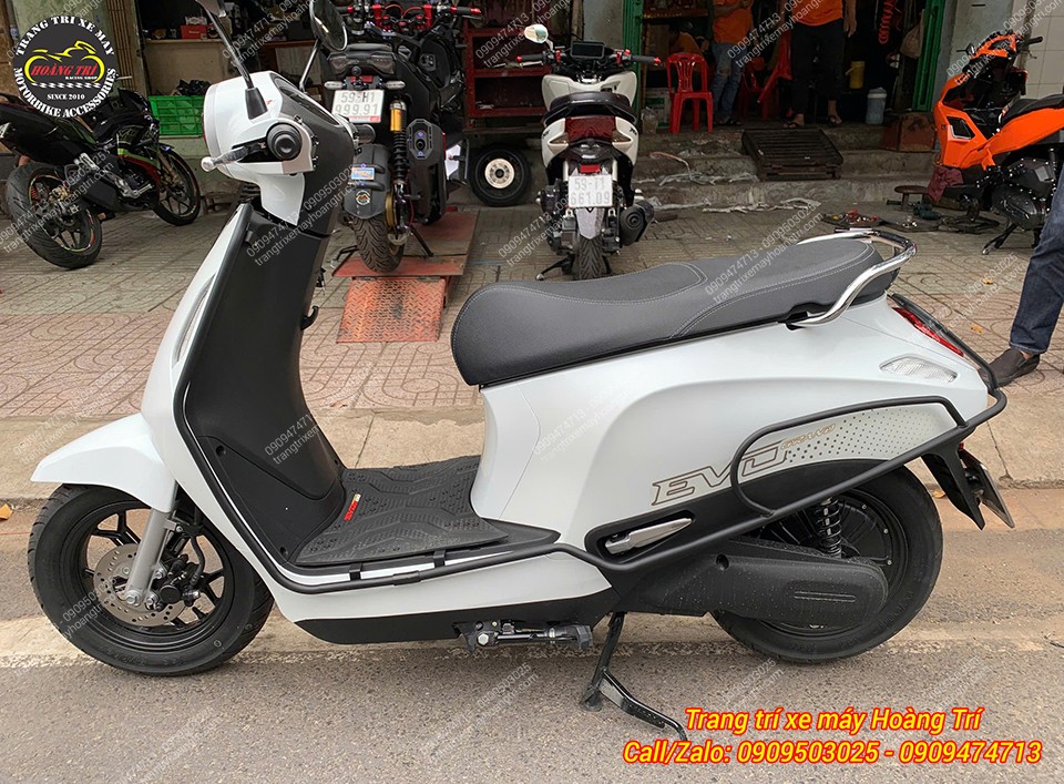 Nhiều khách hàng thường chọn dán keo xe để tăng thêm độ bảo vệ cho xe của mình