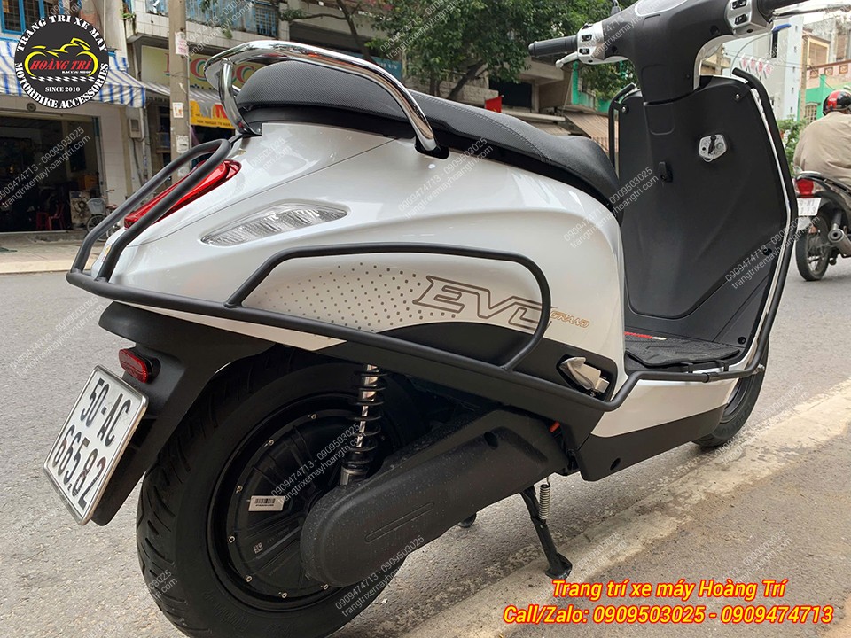 Chiếc xe trắng nhưng khi kết hợp cùng khung đen lại tạo nên nét tương phản nổi bật