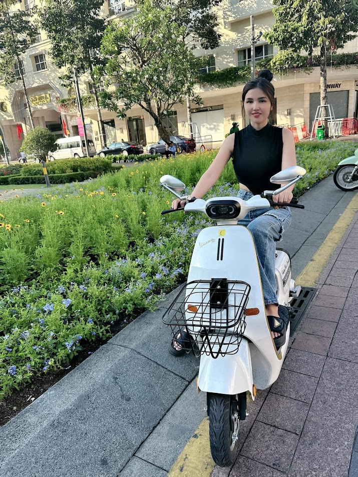 Chiếc xe máy điện Hottrend được trang bị cặp kính sò lớn màu bạc nổi bật