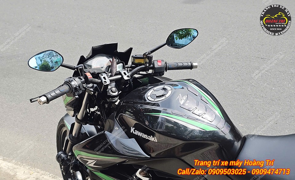 Bề mặt kính có lớp chống chói giúp quan sát ban đêm dễ dàng và an toàn hơn