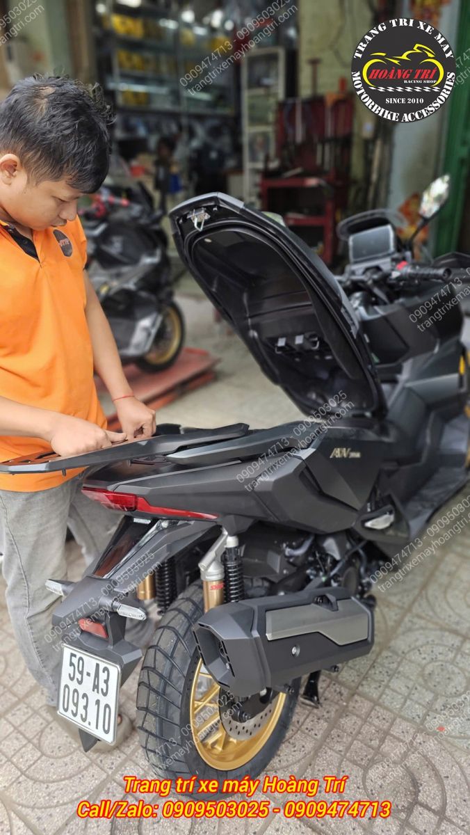 Cận cảnh gắn baga sau nhôm đúc, giúp tăng thêm tính tiện dụng cho đuôi xe ADV 350
