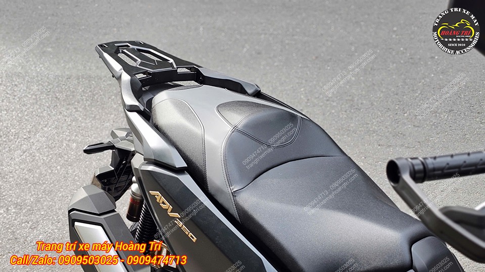 Hình ảnh baga sau màu đen sau khi lắp hoàn chỉnh, giúp phần đuôi ADV 350 trông liền lạc hơn
