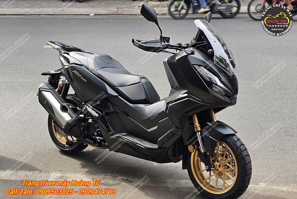 Tổng thể chiếc Honda ADV 350 màu đen sau khi lắp phụ kiện - Phần đuôi xe trở nên cao và gọn gàng hơn