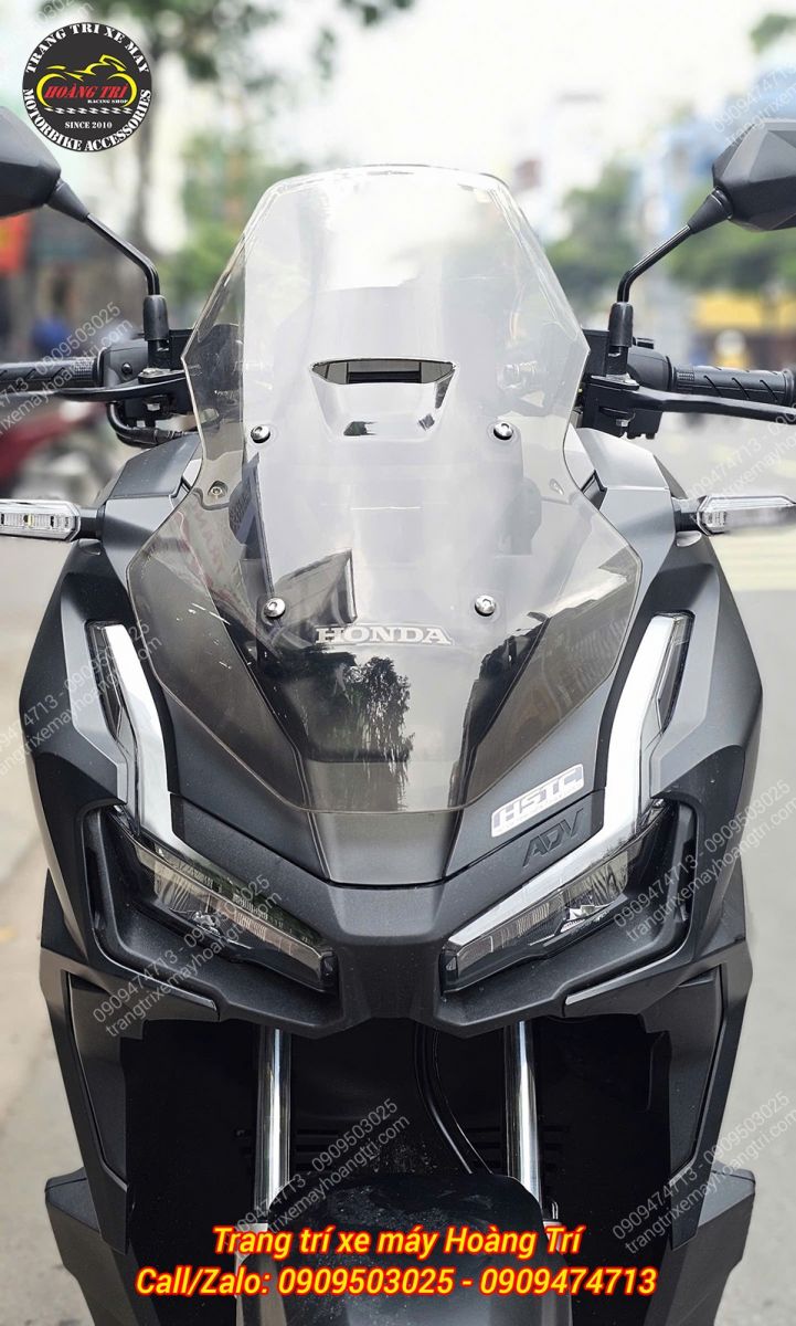 ADV 160 được dán film cho đèn và kính chắn gió màu đen khói