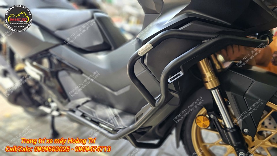 Hình ảnh chi tiết khu vực lắp ốc tại chỗ để chân người lái chuẩn chỉnh từng chi tiết