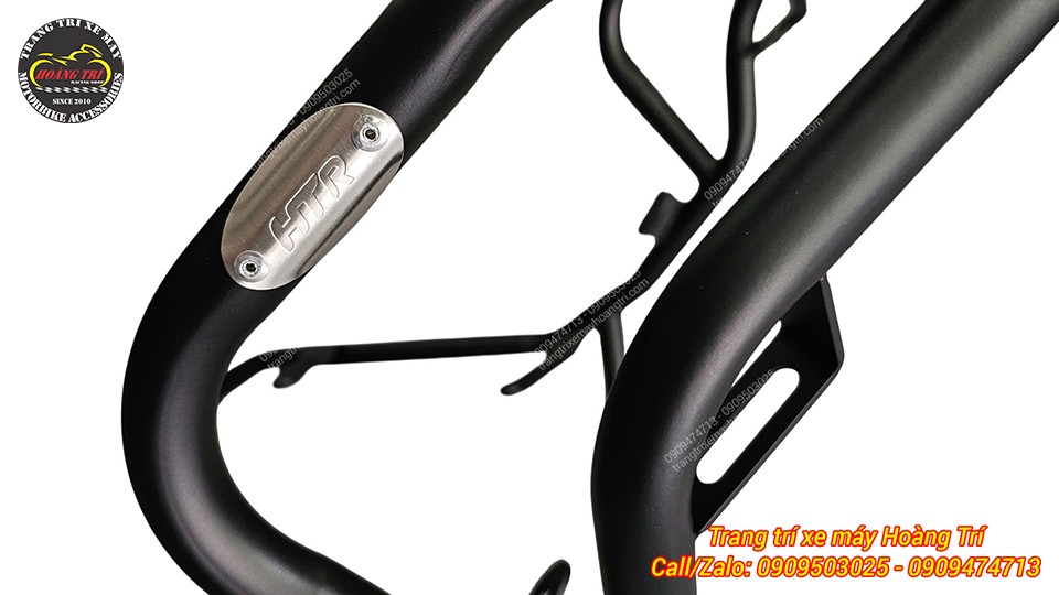Hình ảnh cận cảnh khung chống đổ màu đen với logo kim loại HTR được cố định chắc chắn