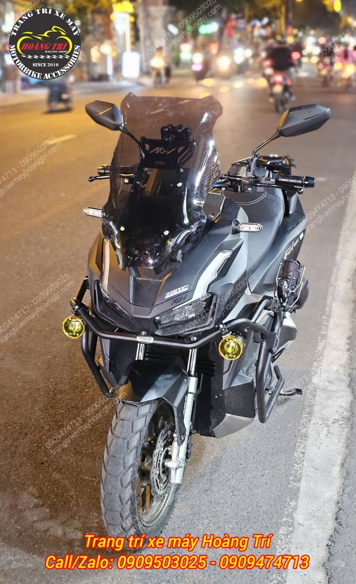 Kính chắn gió FUX được thay mới cho kính chắn gió zin cùng các phụ kiện độ kiểng khác