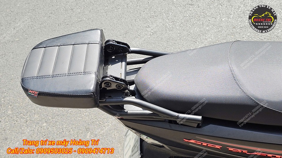 Phần tựa lưng có lớp đệm dày cùng đường may tỉ mỉ, mang lại sự thoải mái và chắc chắn