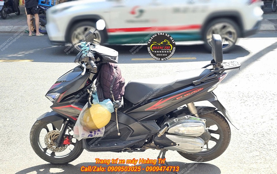 Nhờ bộ baga hai chiều, Airblade có vẻ ngoài thể thao và tiện dụng hơn