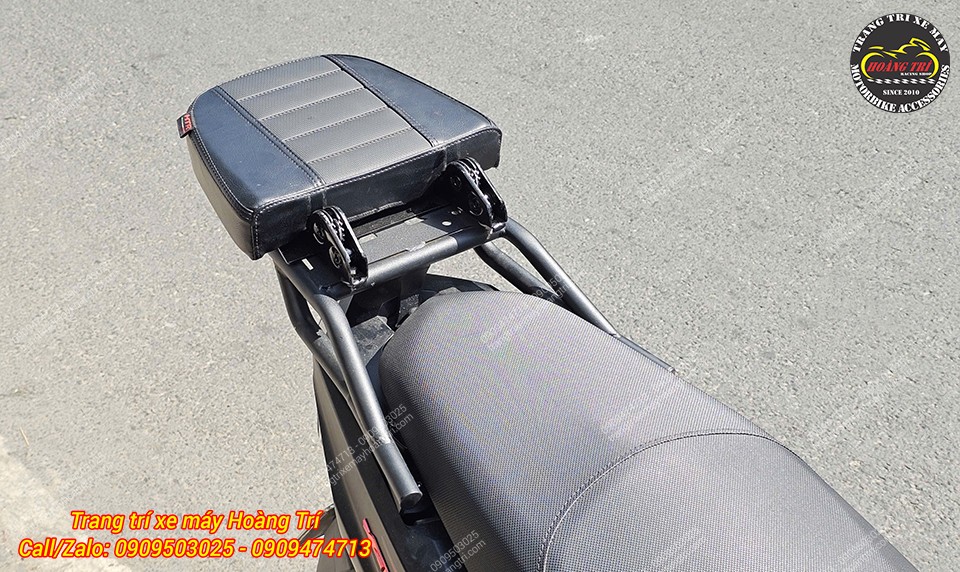 Miếng đệm dày có thể gập xuống hoàn toàn, vừa làm tựa lưng vừa hỗ trợ trang trí xe Airblade