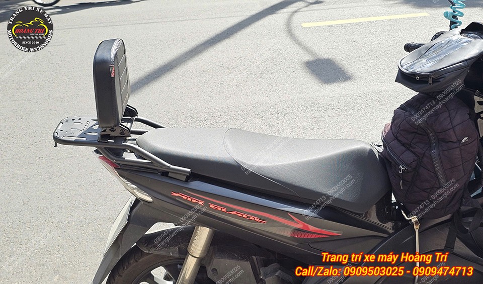 Khi được bật lên, tựa lưng nâng đỡ tối đa phần lưng giúp người ngồi sau thoải mái hơn