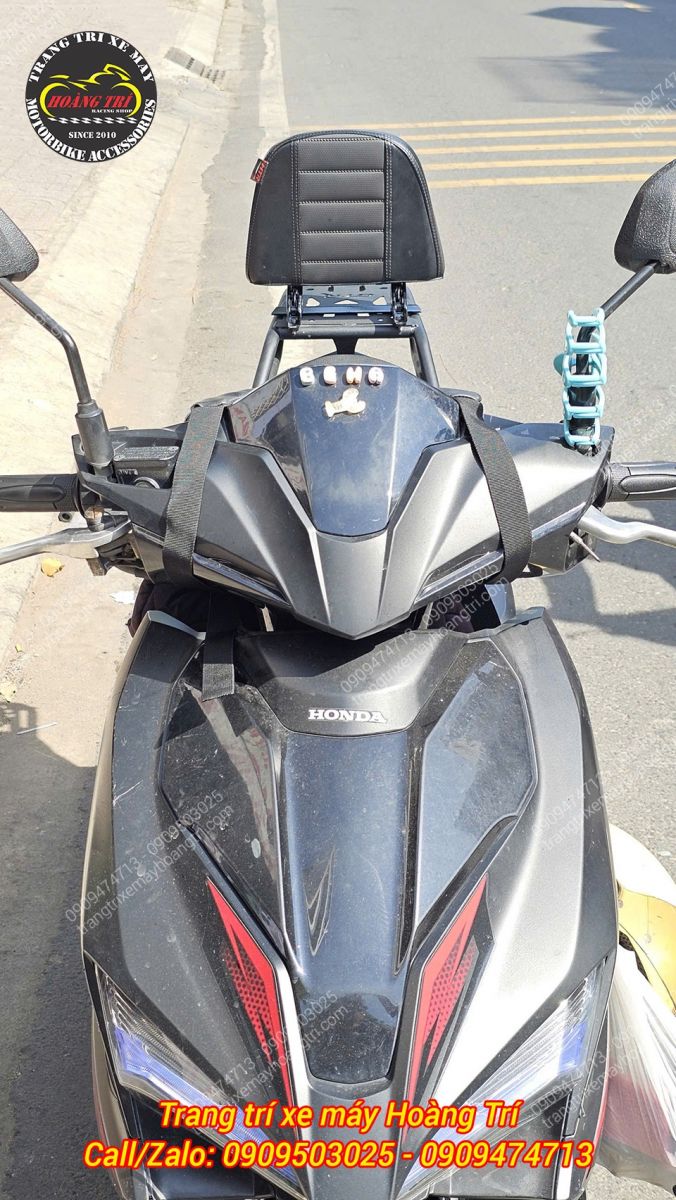 Góc nhìn trực diện cho thấy tựa lưng được phối đồng bộ với tổng thể xe Airblade