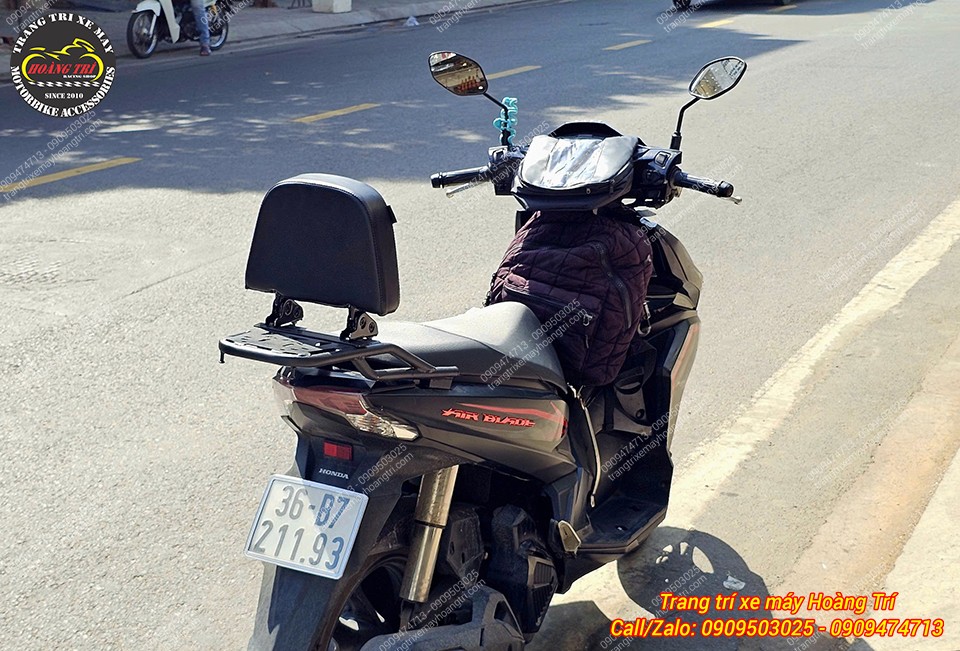 Khi bật tựa lưng lên, khu vực baga cho phép gắn thùng hoặc túi treo dễ dàng