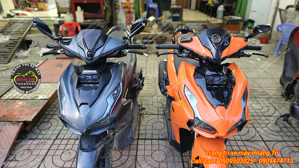 Hai chiếc Airblade 150 vừa được nâng cấp đèn trợ sáng Aozoom Extra 3 ở mặt nạ trước