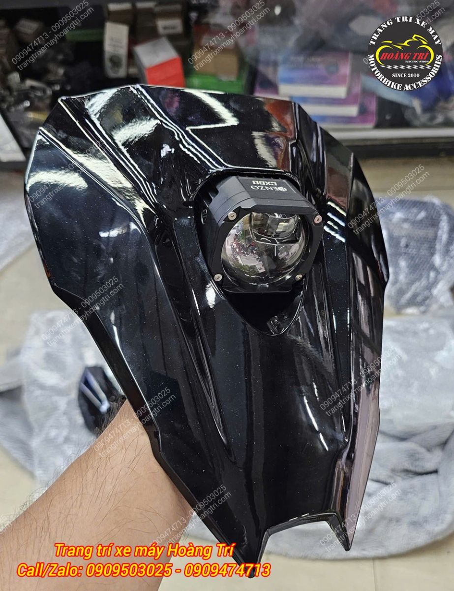 Trên tay mẫu mặt nạ Airblade in 3D đã được gắn hoàn chỉnh đèn trợ sáng