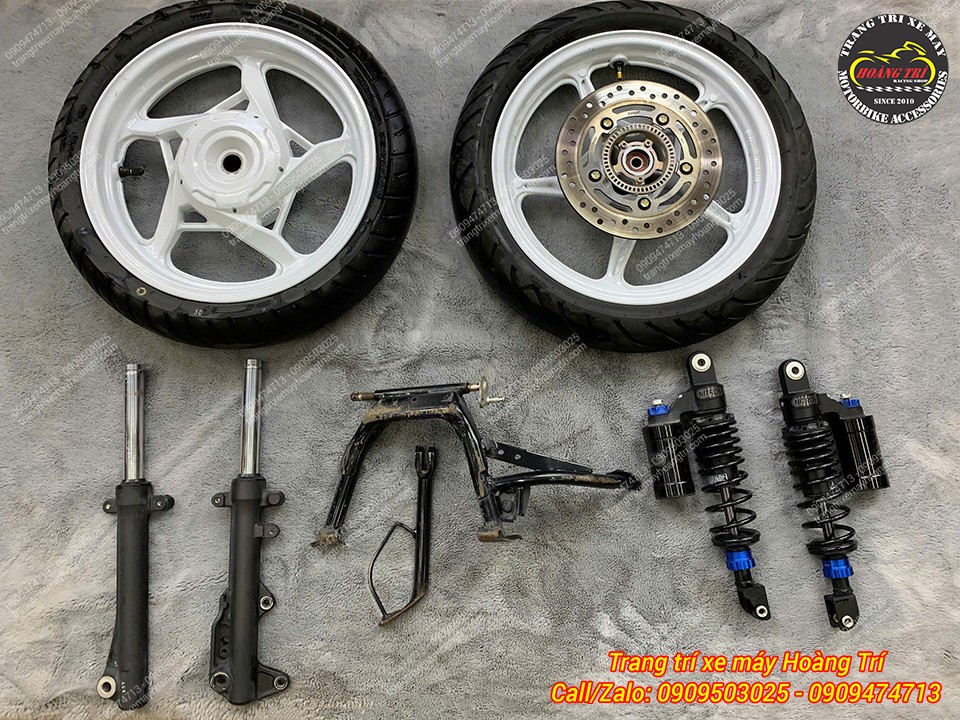 Trọn bộ phần dàn chân trước và sau của xe đã được tháo rời để chuẩn bị cho quá trình nâng cấp toàn diện