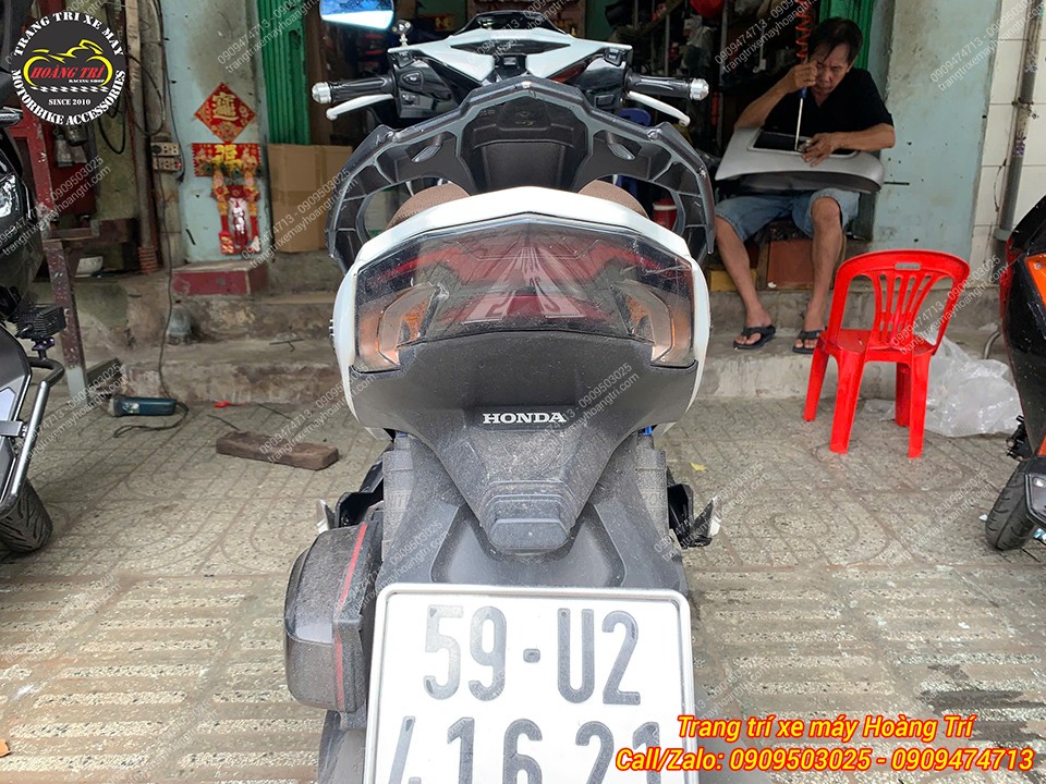 Phần đèn hậu vẫn còn nguyên bản, chưa được làm mới - Chờ đón phiên bản mới nhé!