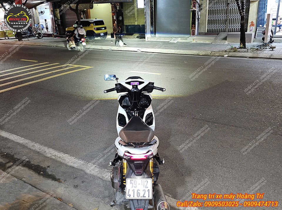 Tiến hành test thử ánh sáng bi cầu để anh em cảm nhận được độ sáng mạnh mẽ