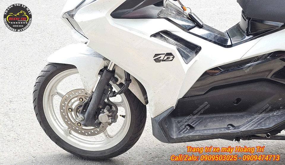Hình ảnh chiếc Airblade 150 ABS trắng trước khi thay đổi dàn chân mới