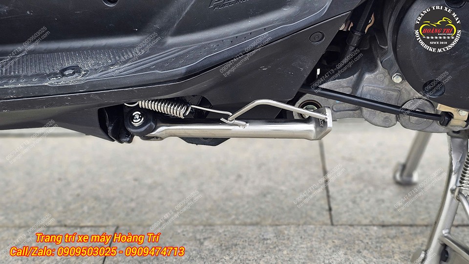 Kế tiếp là phần chân chống nghiêng inox được chọn tông trắng cho đồng bộ với xe