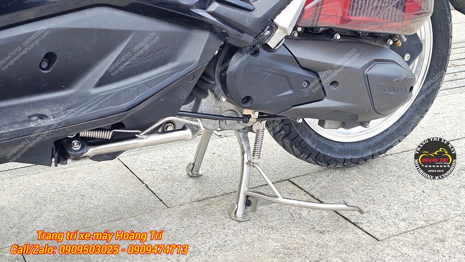 Bên cạnh chân chống nghiêng, anh khách còn thay luôn chân chống đứng inox