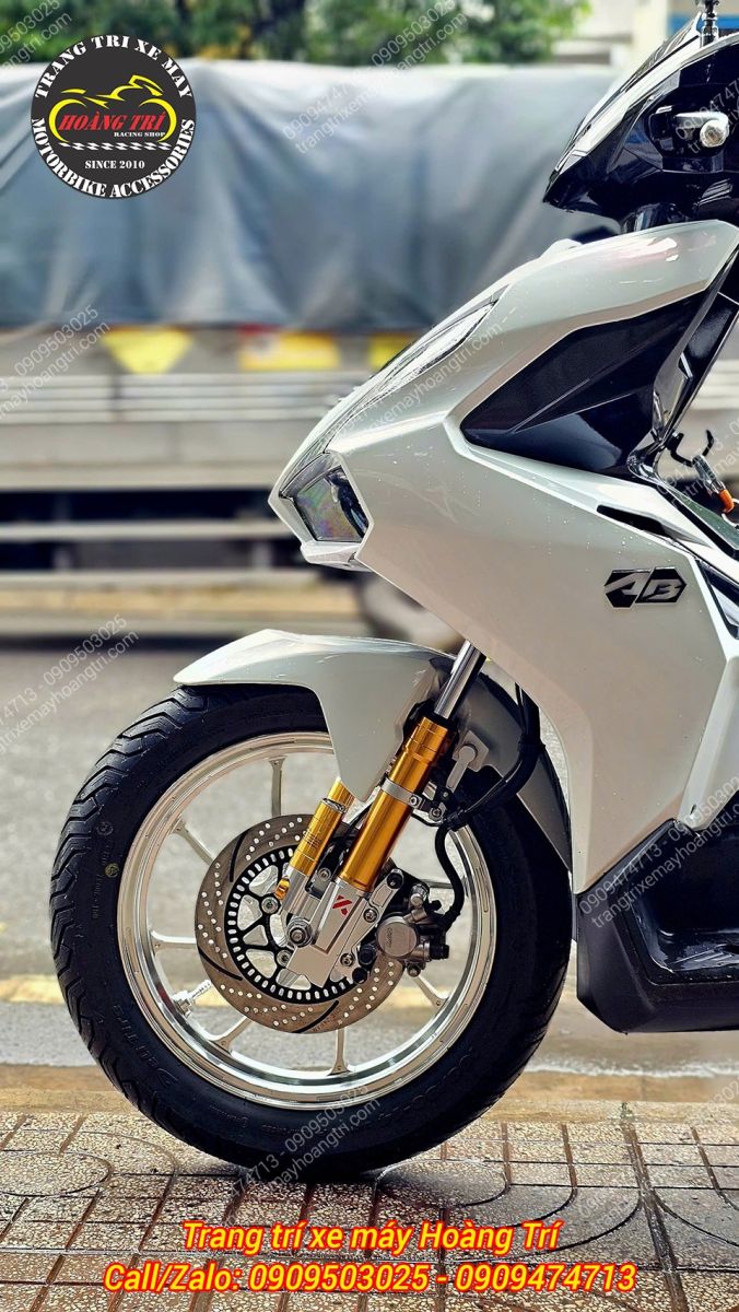 Tổng thể dàn chân trước trở nên nổi bật hơn với phuộc Kingham vàng gold