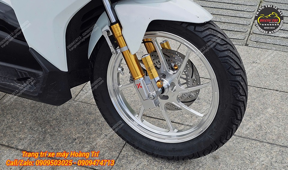 Không dừng lại ở đó, mâm xe cũng được thay bằng mâm BST Racing OZ-831 đẳng cấp