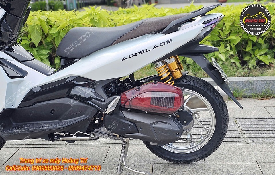 Phần sau xe nay được nâng cấp với phuộc Ohlins chính hãng cực sang trọng