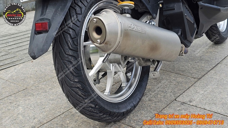 Các phụ kiện được chọn lựa kỹ để đồng bộ với tổng thể màu trắng của xe