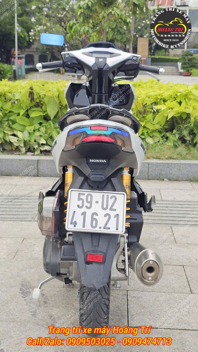 Từ góc nhìn phía sau, có thể thấy rõ LED Audi đèn hậu và phuộc Ohlins cực chất