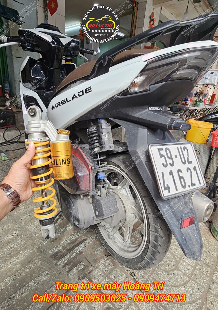 Trong khi đó, phuộc sau được nâng cấp bằng Ohlins chính hãng cho chiếc Airblade