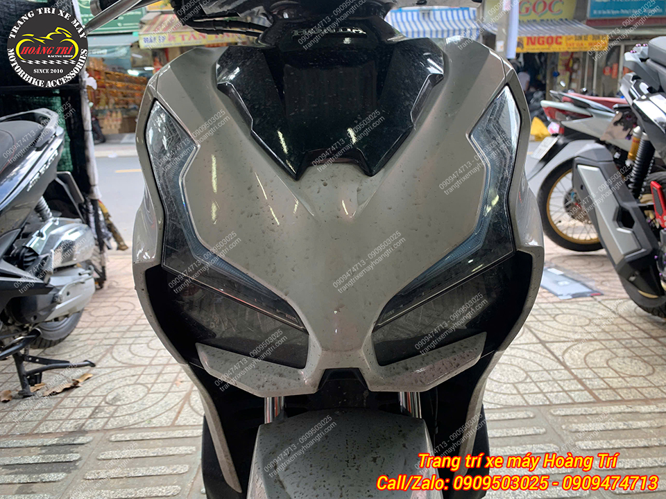 Hình ảnh cận cảnh cụm đèn pha của Airblade 150 ABS trước khi thay đổi diện mạo