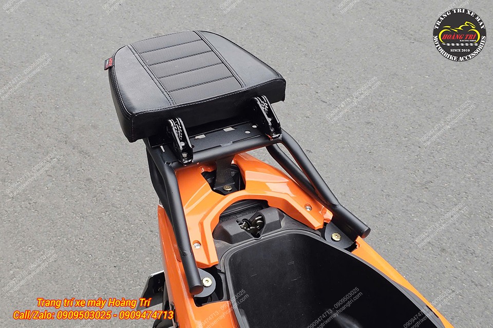 Các điểm bắt ốc của tựa lưng bật gập Airblade V2 với pát chắc chắn, hoàn thiện cứng cáp đem lại sự bền bỉ