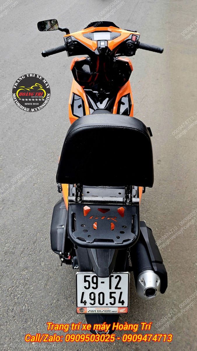 Nhìn từ phía sau có thể thấy tựa lưng Airblade V2 ôm sát đuôi xe, tạo điểm nhấn đẹp và cân đối