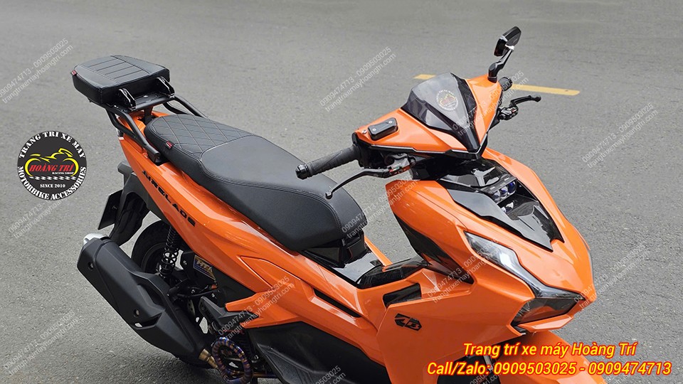 Airblade sau khi gắn tựa lưng bật gập V2 trở nên gọn gàng, tiện lợi và tăng độ an toàn khi chở thêm người phía sau