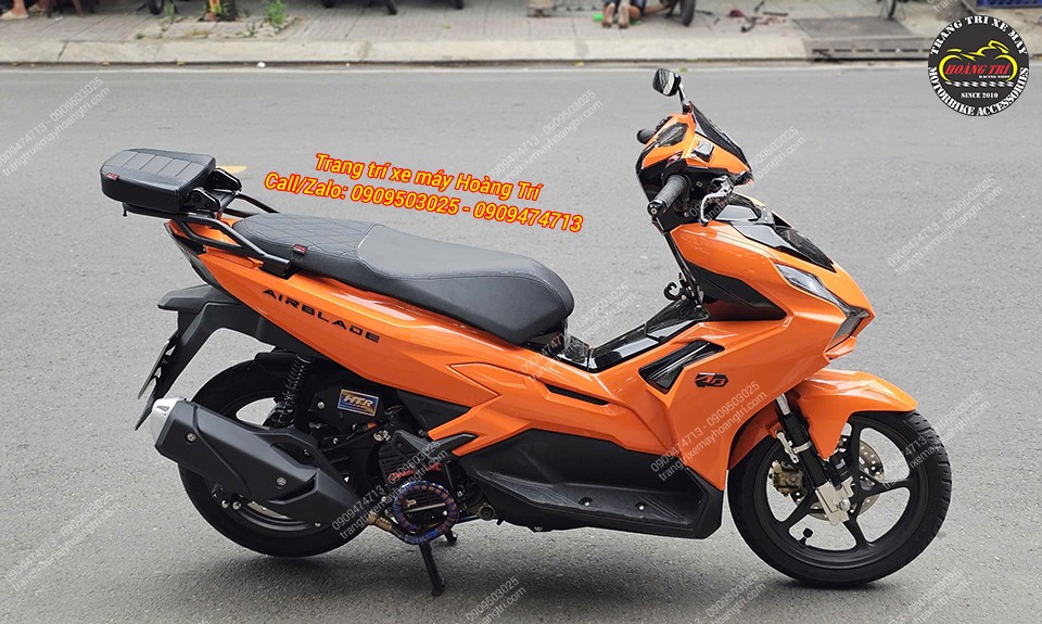 Góc nhìn bên phải cho thấy tựa lưng bật gập Airblade V2 với tone đen phù hợp mọi màu xe Airblade hiện tại