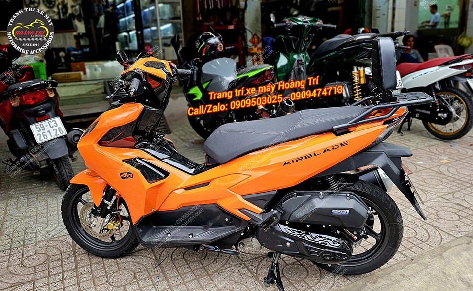 Airblade trang bị tựa lưng bật gập HTR V2, cải thiện đáng kể sự thoải mái khi di chuyển đường xa cũng như dạo phố