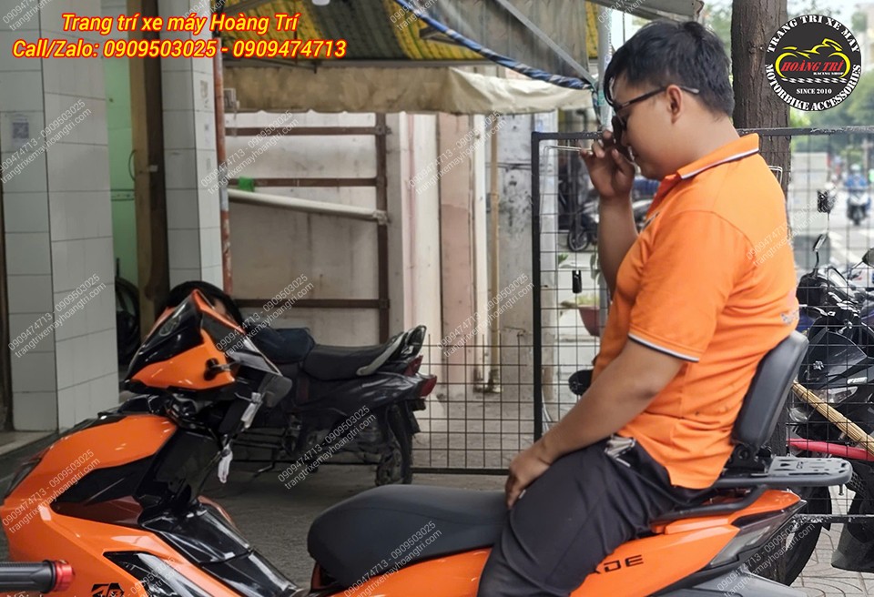 Nhân viên kiểm tra thử tựa lưng bật gập Airblade, giúp người ngồi sau thoải mái và an tâm hơn khi đi xa