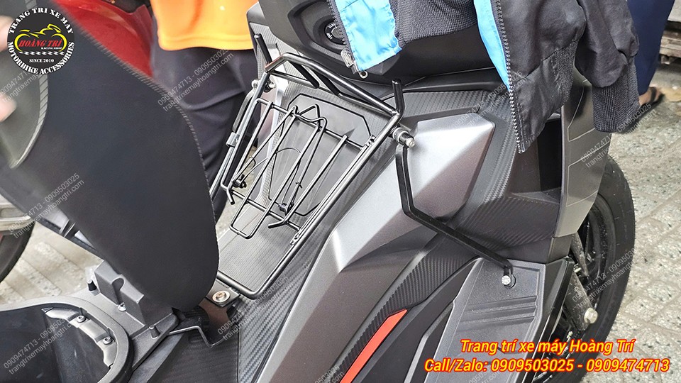 Thiết kế pát ôm sát xe còn được tích hợp kẹp lò xo cố định tệp hồ sơ chắc chắn, nhanh chóng