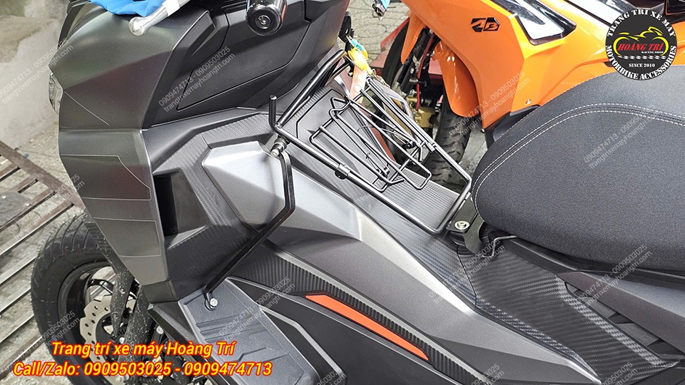 Baga 10 ly Aprilia SR GT 200 còn được thiết kế sẵn 2 móc treo 2 bên, không cần mua thêm