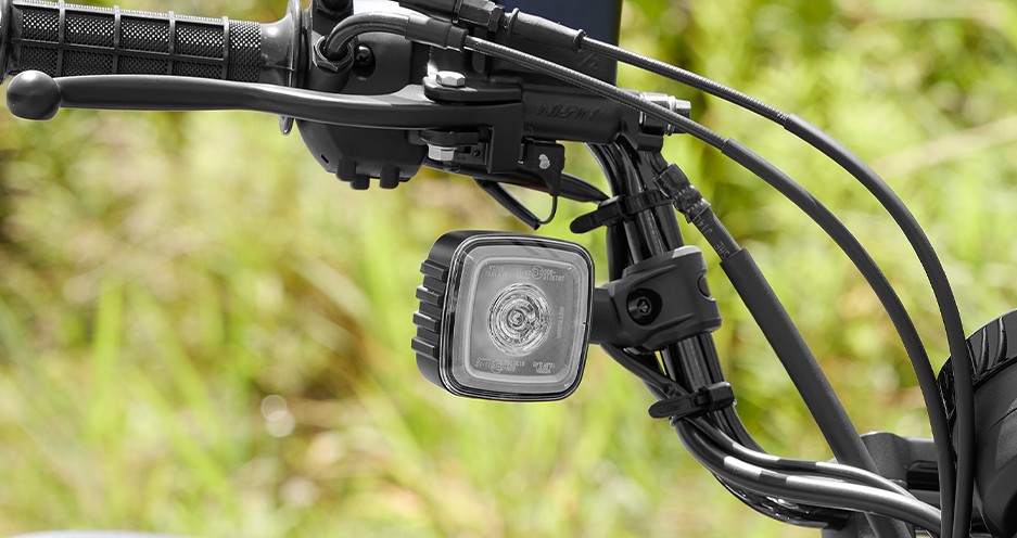 Đèn xi nhan vuông nhỏ gọn trên Honda CT 125, tăng nhận diện khi di chuyển địa hình