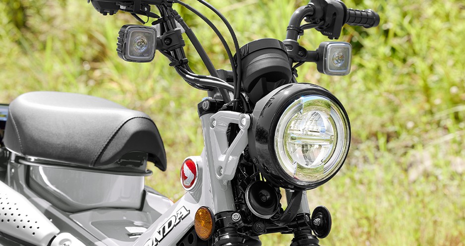Cụm đèn pha LED tròn và đèn phụ vuông của Honda CT 125, phong cách địa hình mạnh mẽ