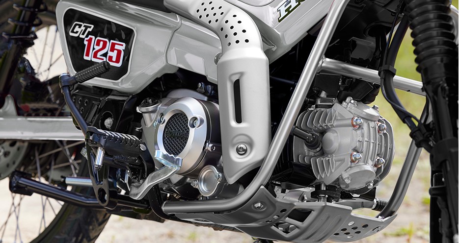Khu vực động cơ và ốp pô Honda CT 125, thiết kế chắc chắn phù hợp đi trekking