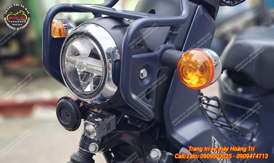 Đèn M10 Ultra được bố trí dưới cụm đèn pha của Honda CT 125